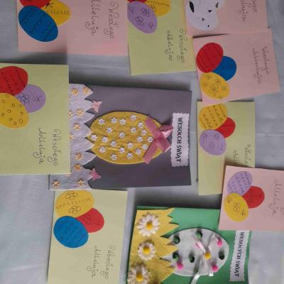 Dzieci przygotowały kartki Wielkanocne dla Chorych z Naszej Parafii