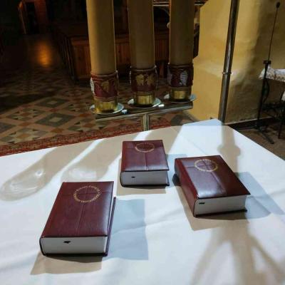 Dzieci Komunijne otrzymują Pismo Święte